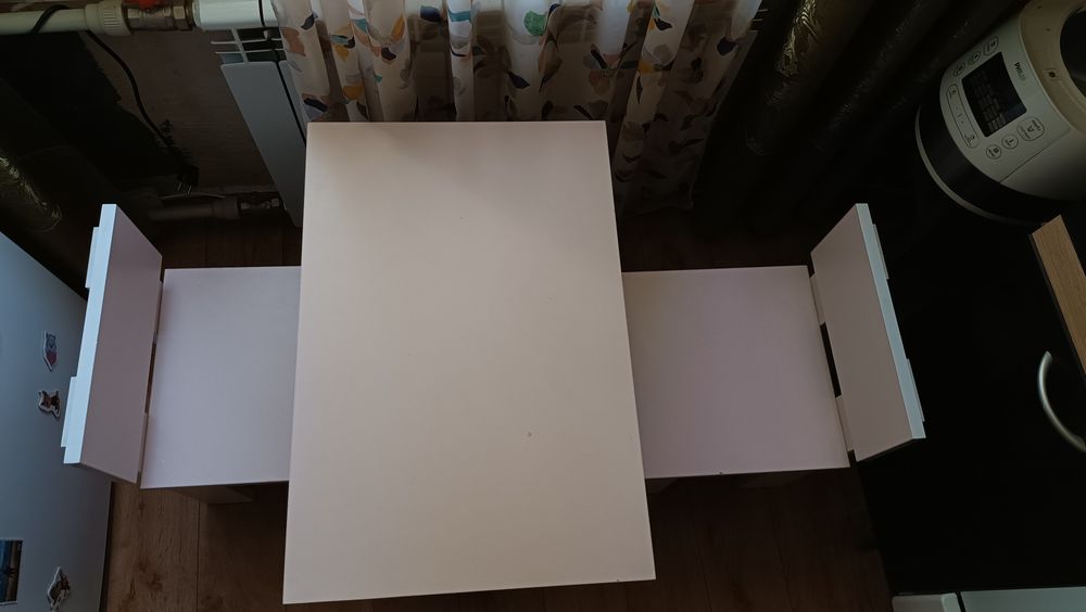 Дитячій стіл і два стільці