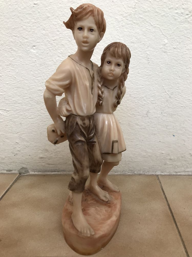 Estatueta antiga menino e menina