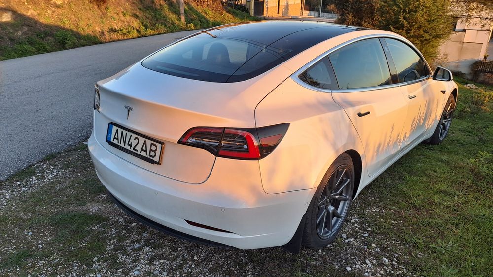 Tesla Model 3 Automovel de garagem