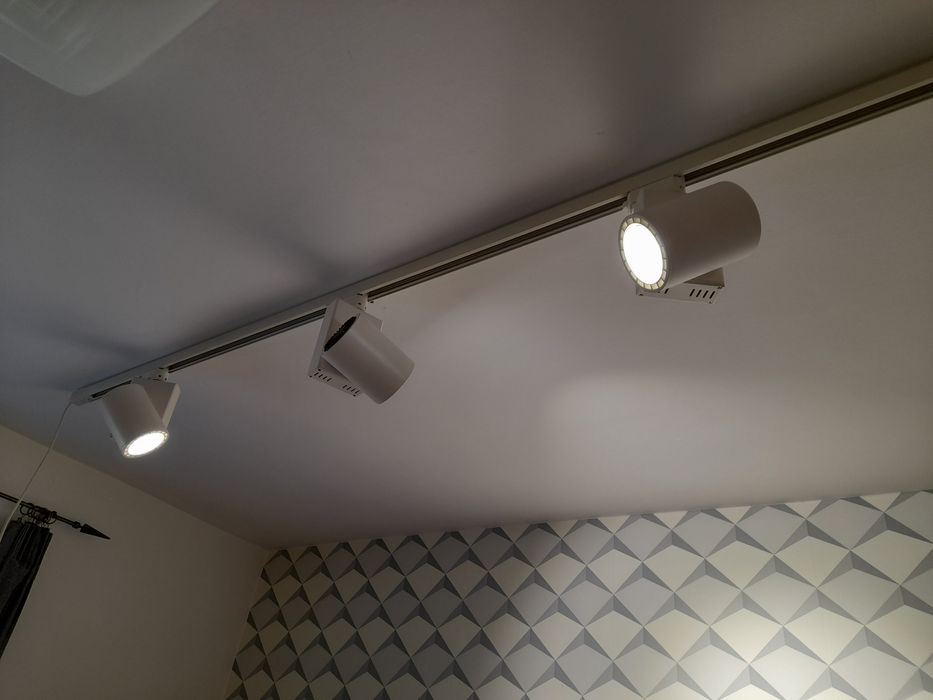 Zestaw 3 lamp 30W 4500 lm, szyny oraz gniazda