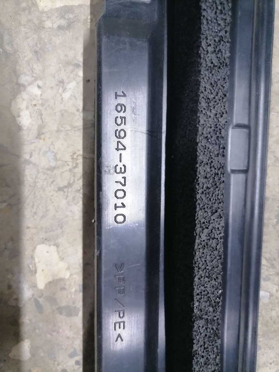 Дефлектор радиатора верх Toyota Prius Prime 16594-37010