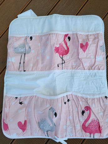 Przybornik do łóżeczka na pieluszki i inne akcesoria różowy flamingi