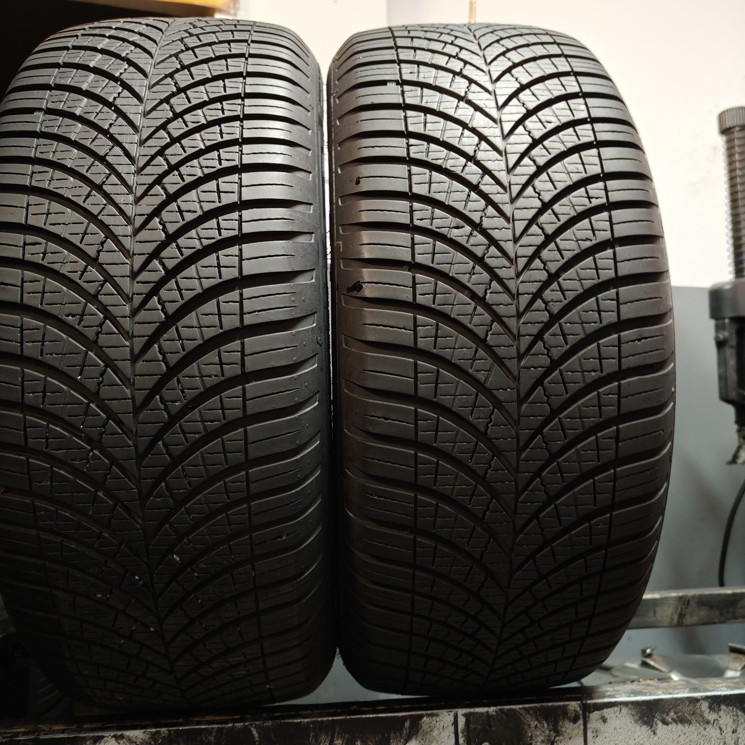 245/45/19 Sprzedam parę opon całorocznych Goodyear
