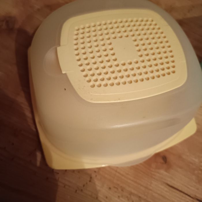 Pojemnik tuppetware na ser