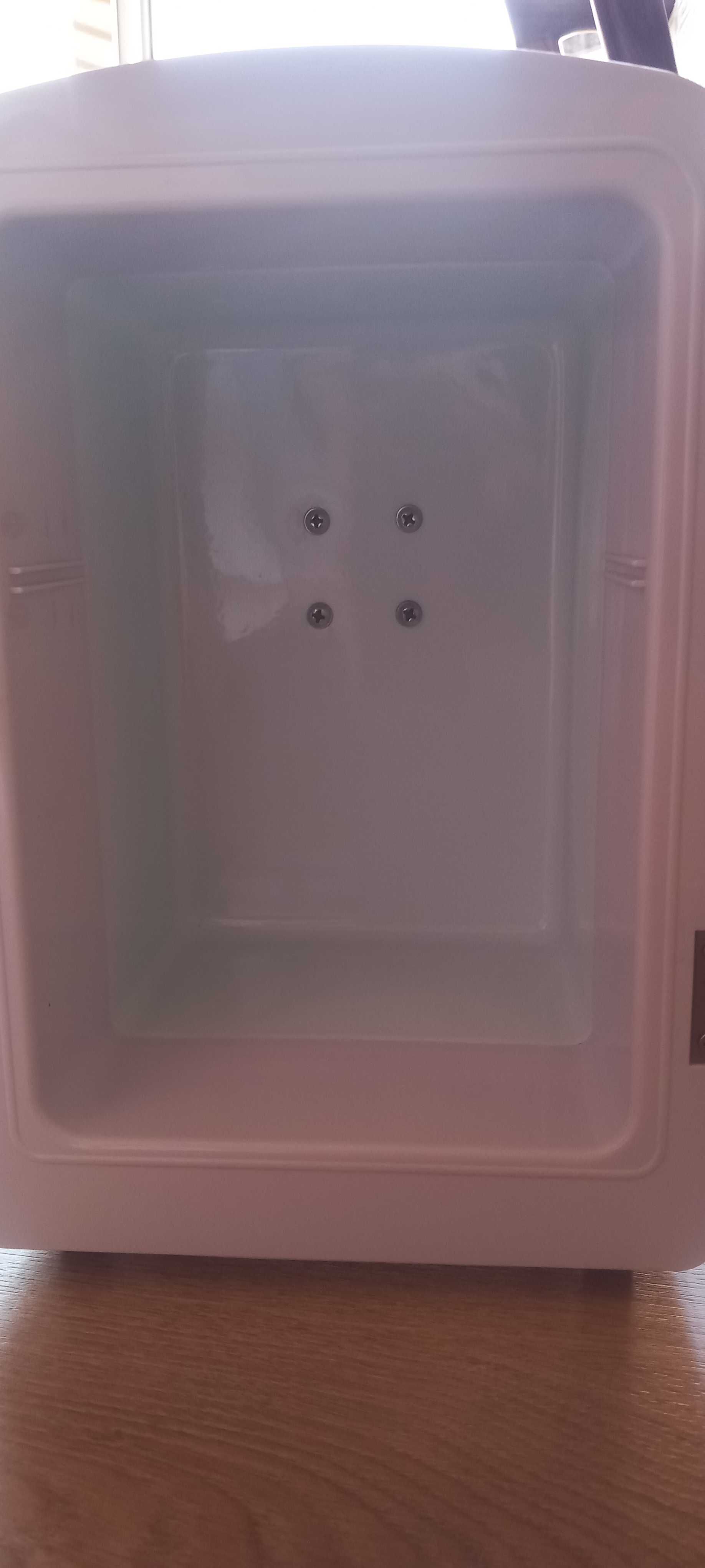 Mini frigorífico/ aquecedor capacidade 4 L como novo
