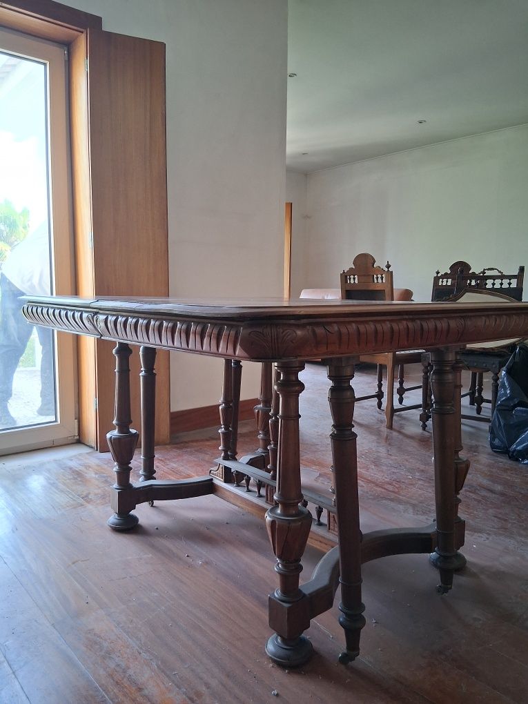 Mesa de madeira maciça clássica