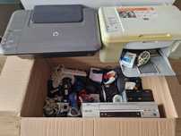 Karton uszkodzonych rzeczy, paczka elektroniki, drukarki