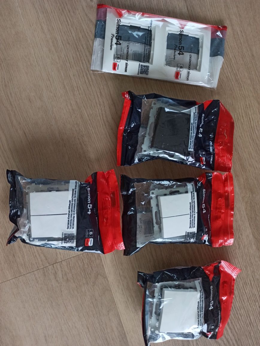 Włącznik pojedynczy, świecznikowy, ramka 2x, SIMON54 Premium nowe