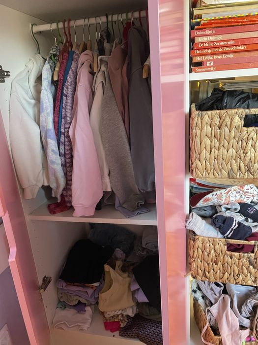 cama alta ikea (tenho 1 em preto e outra em cor de rosa)