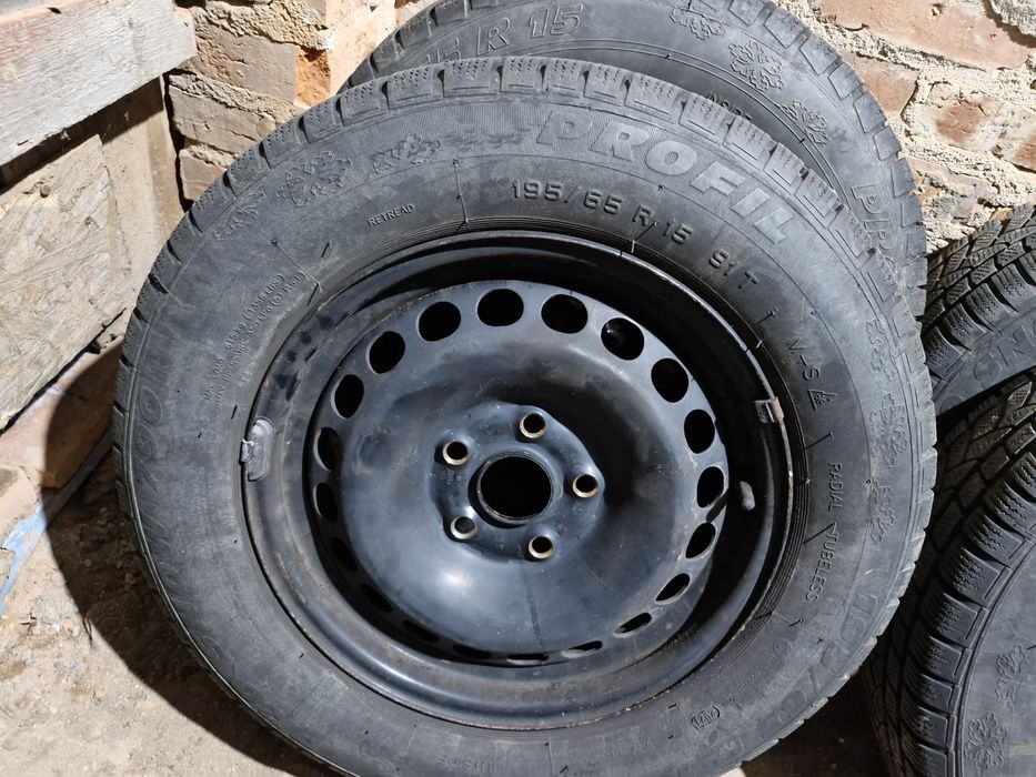 Felgi z oponami zimowymi 195/65 R15. Bardzo dobry bieżnik 7-8mm.