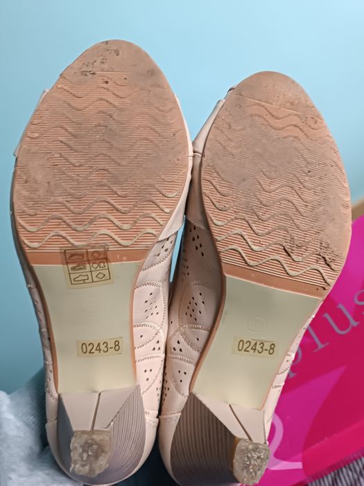 Czółenka z odkrytymi palcami 39