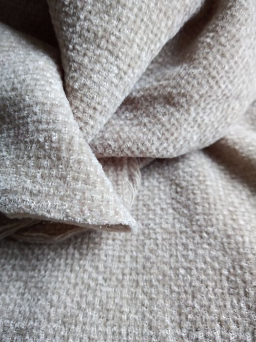 Miękki beżowy szalik z frędzlami