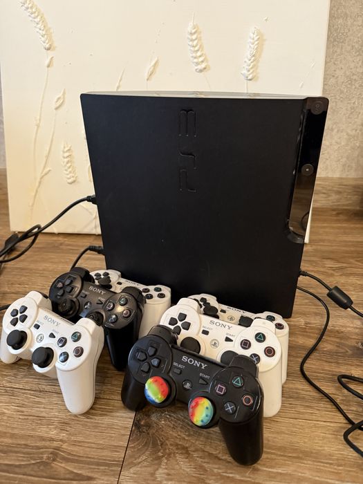 Приставка (Play Station3) з 6 джостіками  в хорошу стані.
