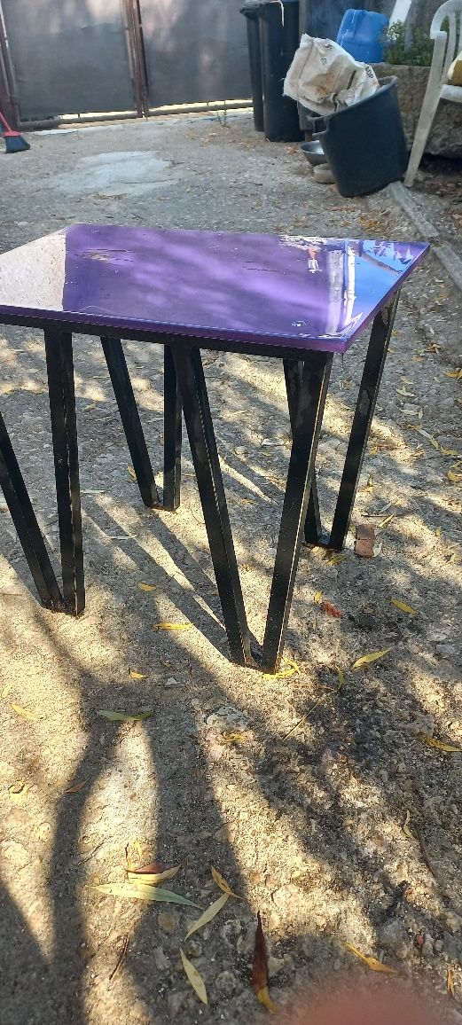 Mesa com pernas em ferro e tampa de acrilico