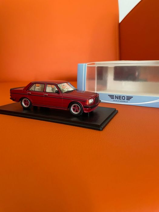 Carro miniatura de coleção Mercedes 280 E (W123) AMG