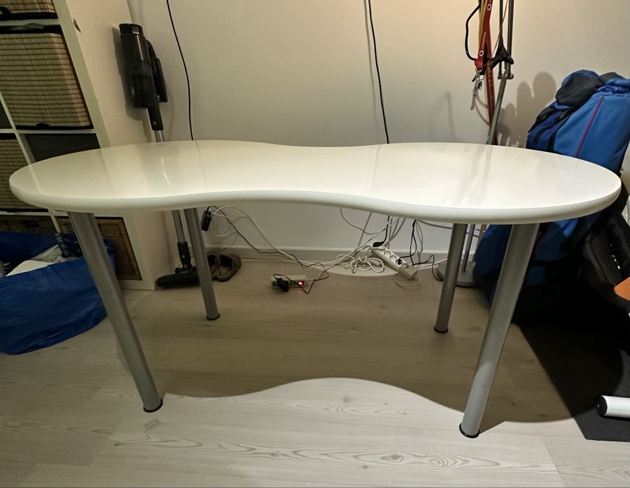 Secretária Ikea ViKa Galant em forma de Amendoim