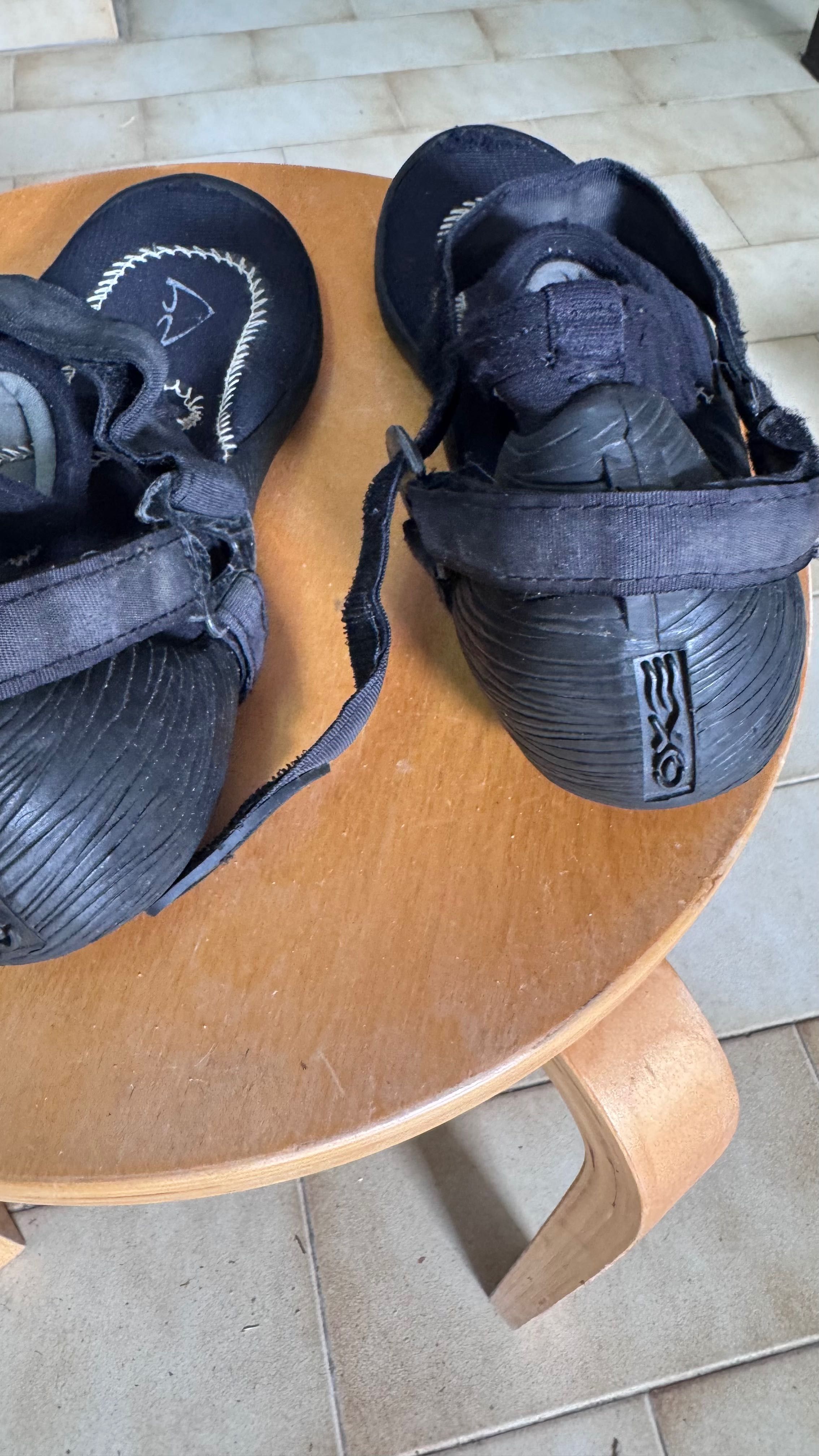 Botas para surf. vela, kite, canoagem, remo, etc.