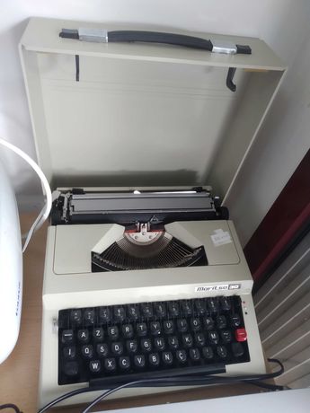 Vende-se máquina de escrever em bom estado e a funcionar