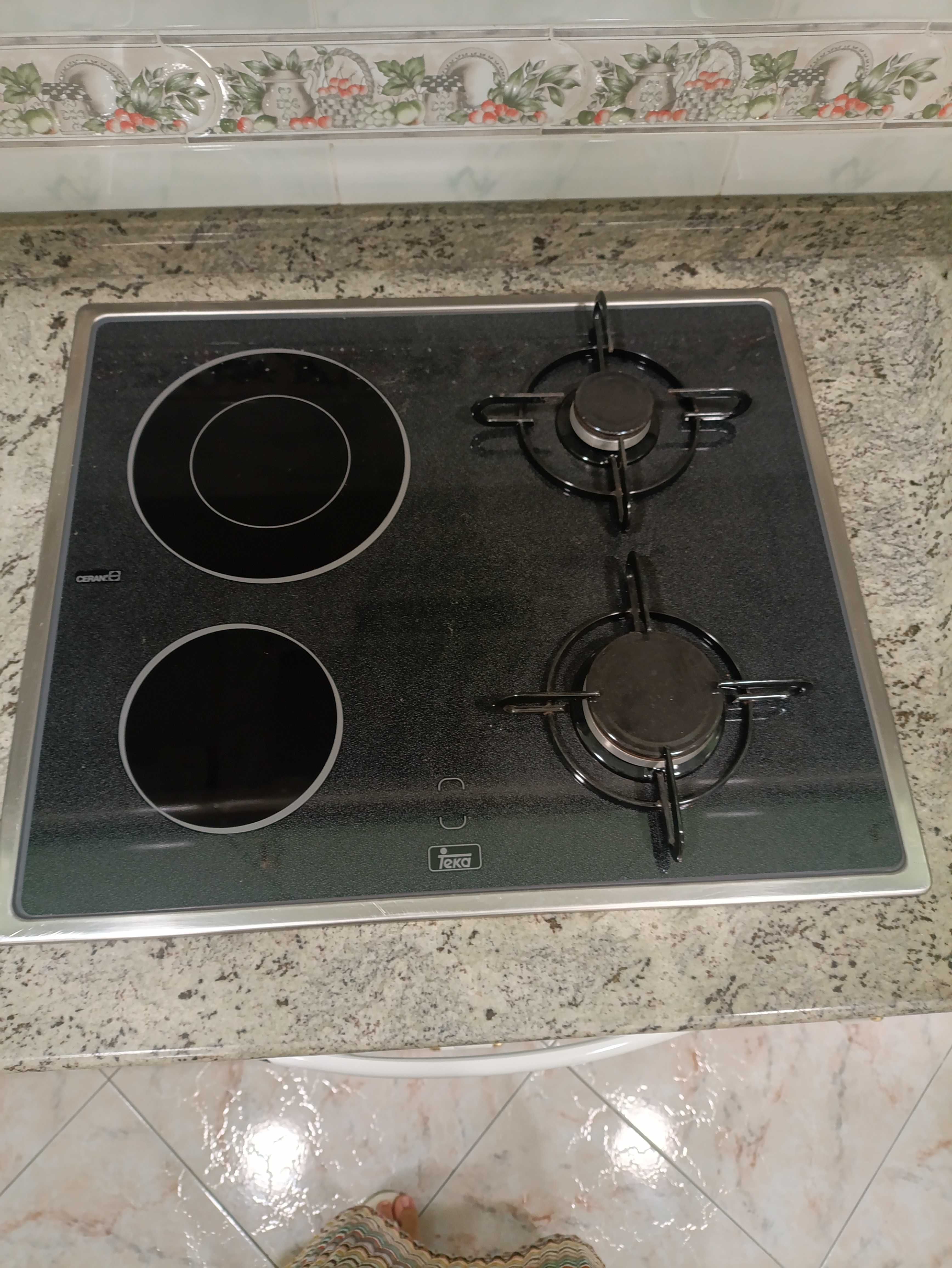 Forno e placa Teka.
