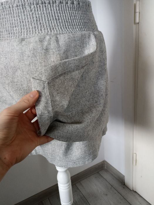 Dwie szare krótkie spódniczki