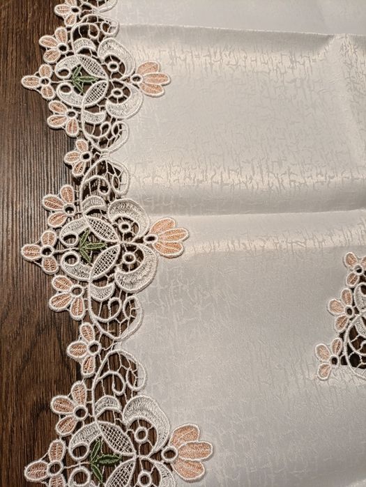 Obrus bieżnik haftowany z gipurą
