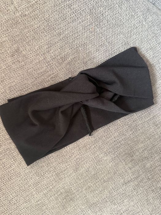 Czarna opaska na głowę