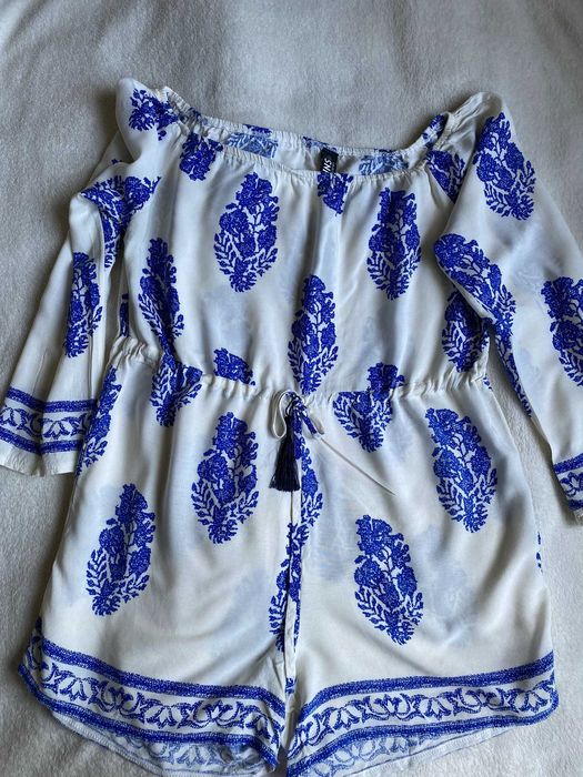 Biały krótki kombinezon z nadrukiem - rozm. L