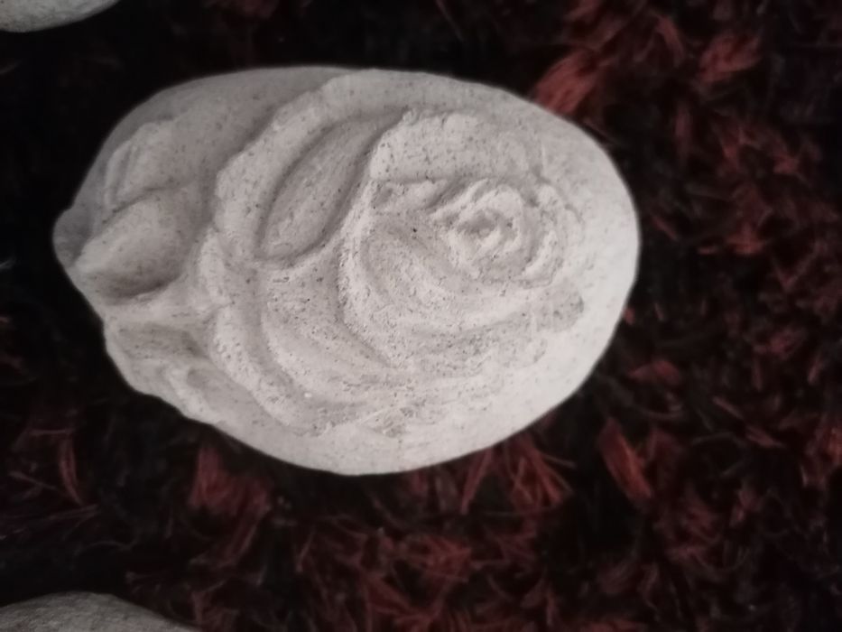 Pedras esculpidas de decoração muito bonitas