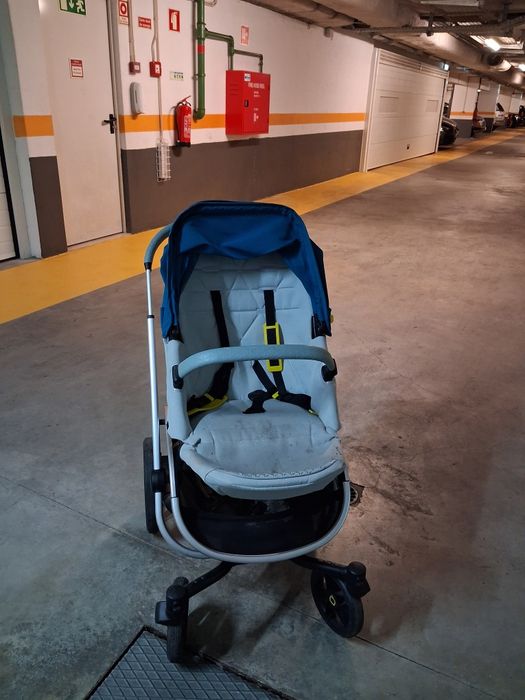 Carrinho de bebé com ovo