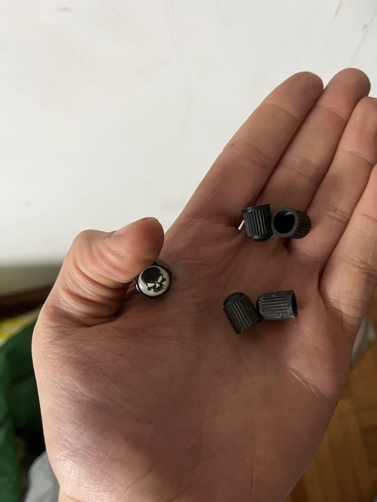 Tampas de camera de ar usadas e uma sem par
