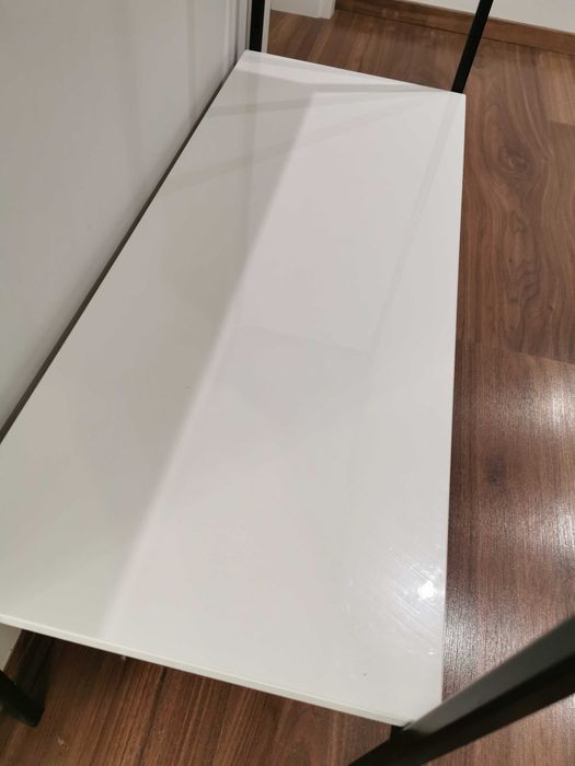 Solidna, biała konsola