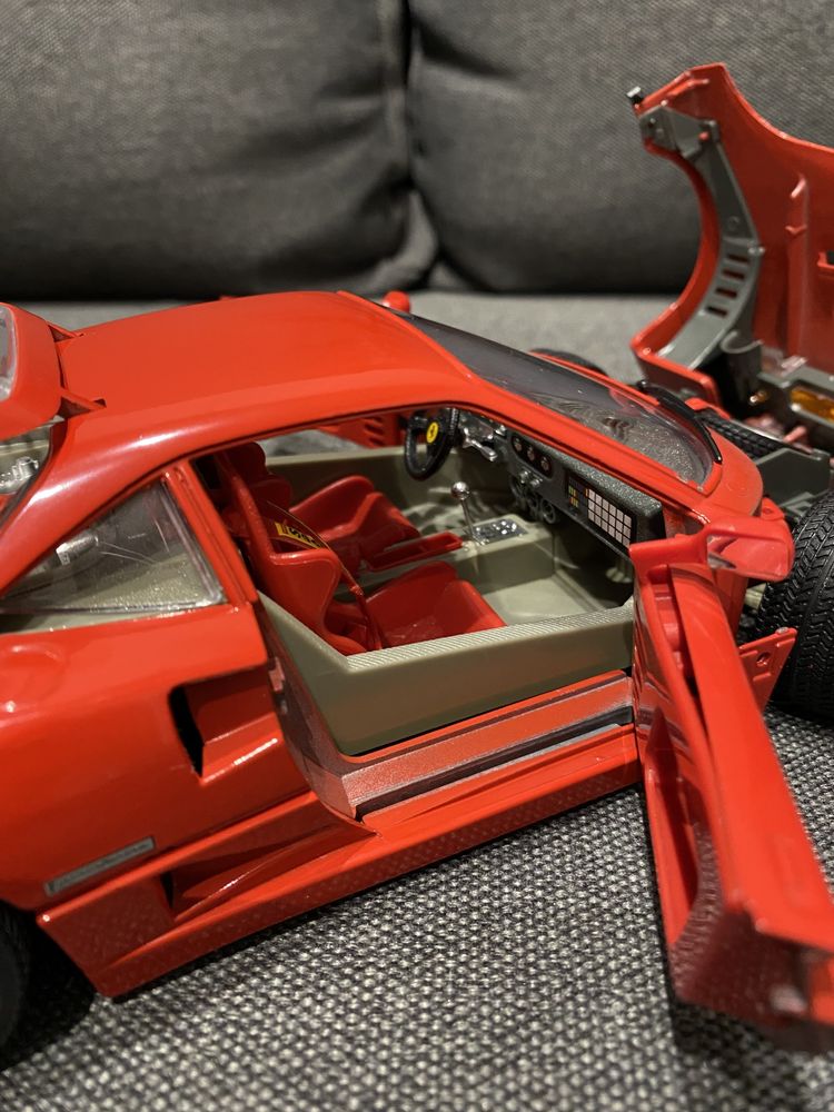 Модель Ferrari F40 1987 1:18 Burago