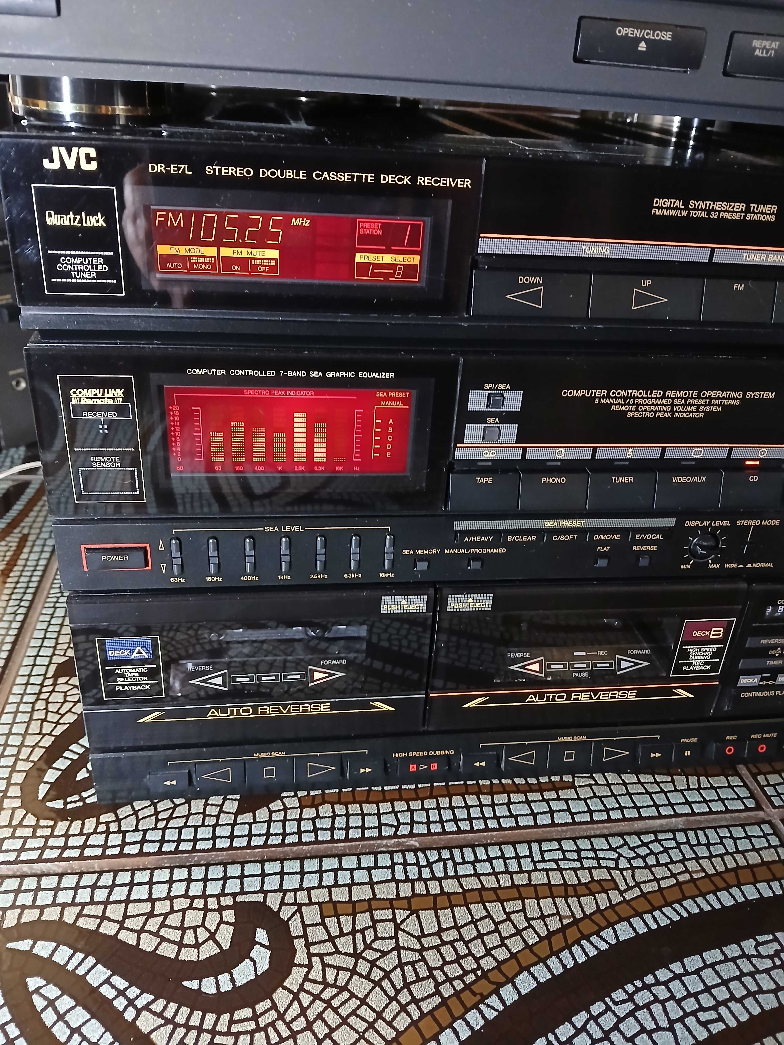 Wieża stereo JVC.