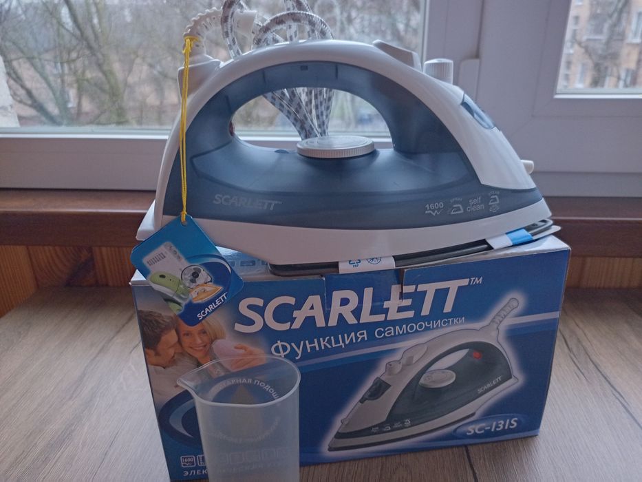 Праска з відпарювачем Scarlett SC-131S. Утюг