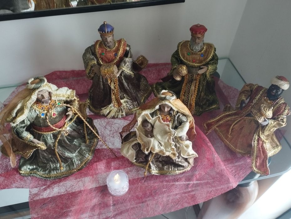 Presépio com cinco figuras muito bonito