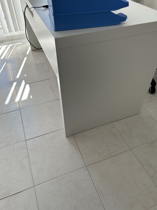 Secretaria em branco em bom estado com pouco uso