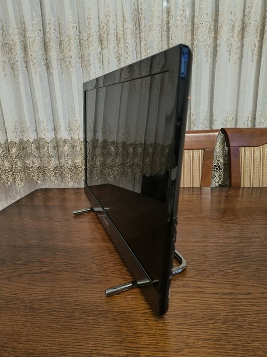 TV Sony z przystawką Google TV i uchwytem do ściany