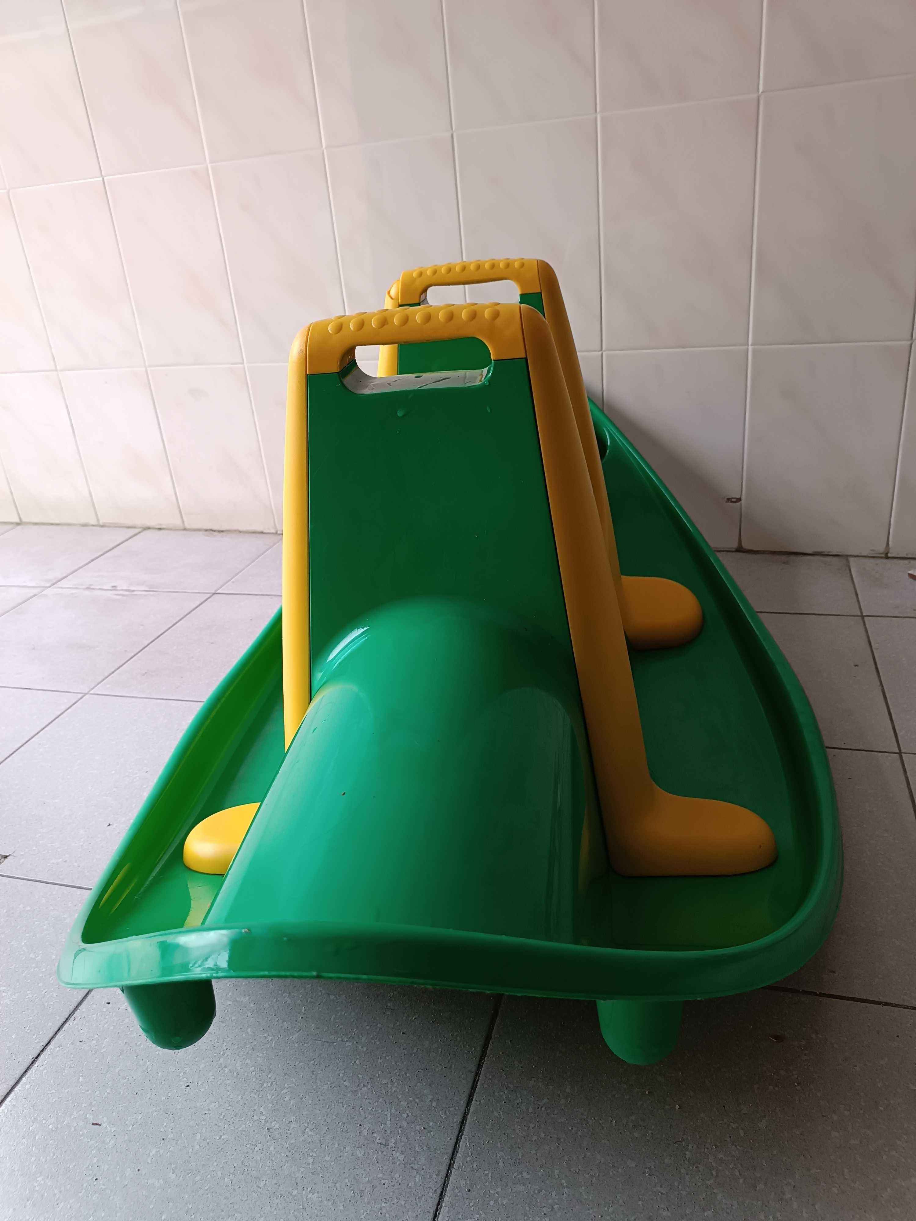Baloiço duplo ou triplo com apoio para pés e pega dupla