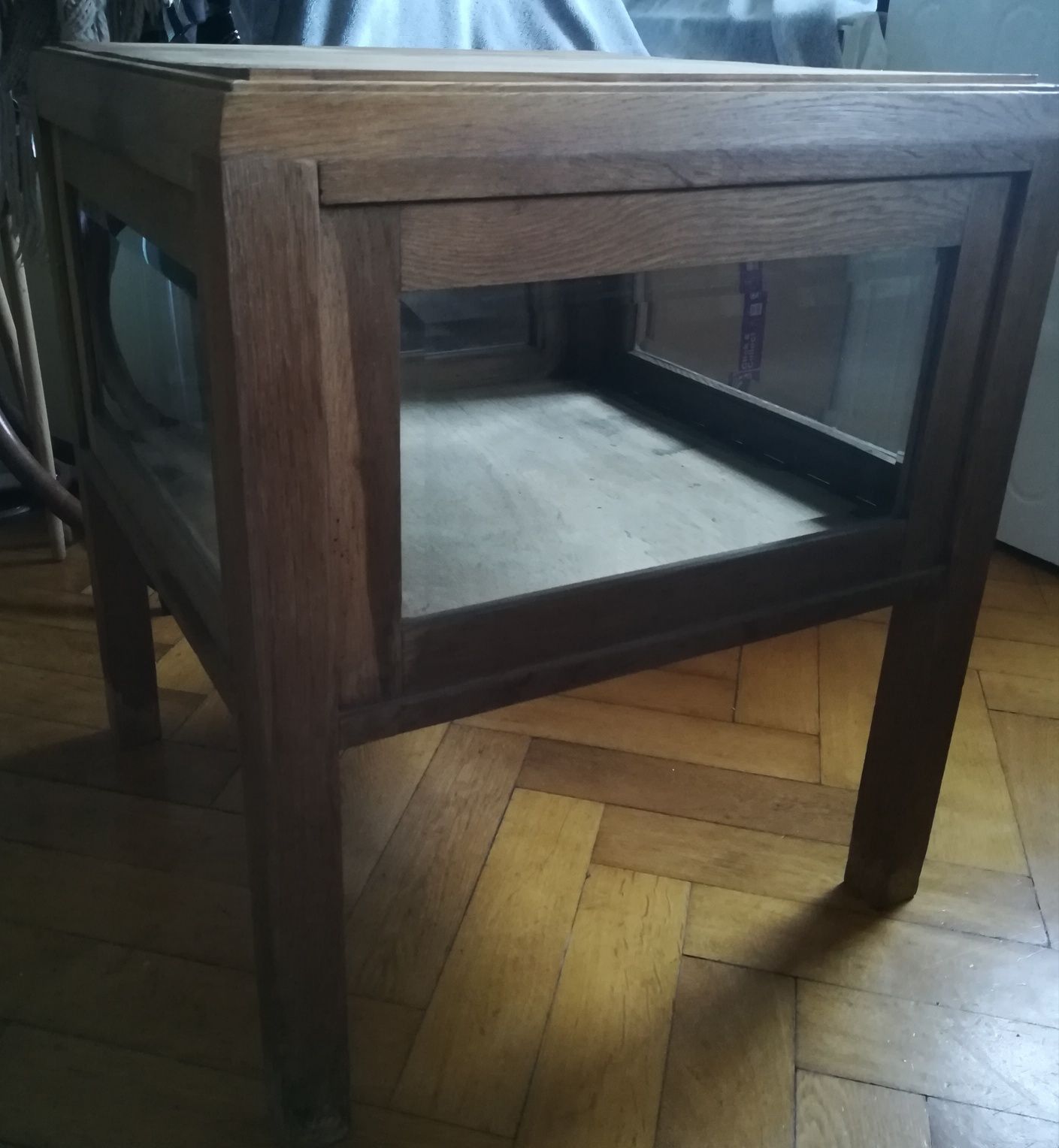 Stół stolik drewniany ze szklaną komorą