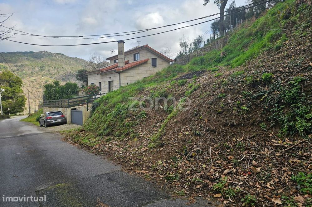 Terreno em Ferral(Sidrós), com bons acessos e vista para a barragem.
