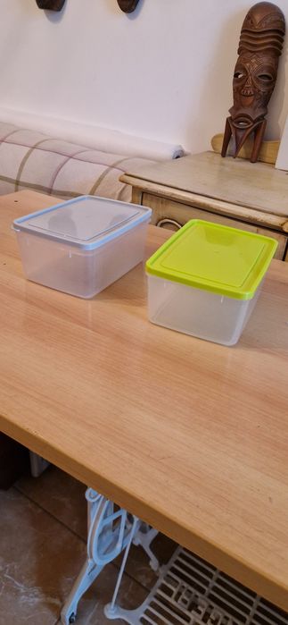 2 Tupperwares com tampa
