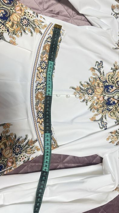 Нарядний костюм білий з принтом