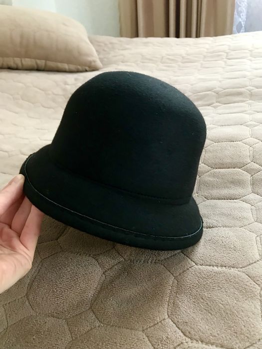 Жіночий капелюх з невеликими краями, клош