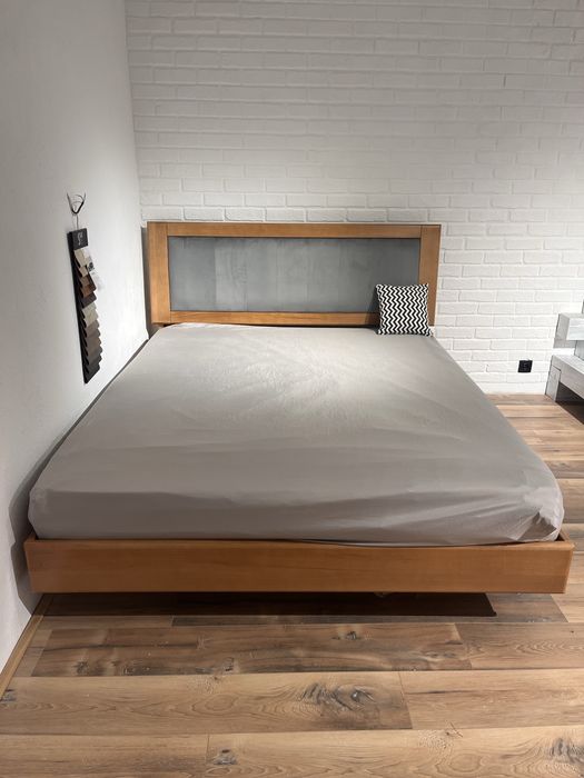 Łóżko. Łóżko dwuosobowe. Drewniane łóżko.Łóżko podestowe z buku