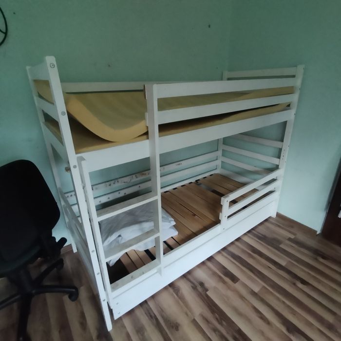 Łóżko dwupiętrowe z szufladą i materacami