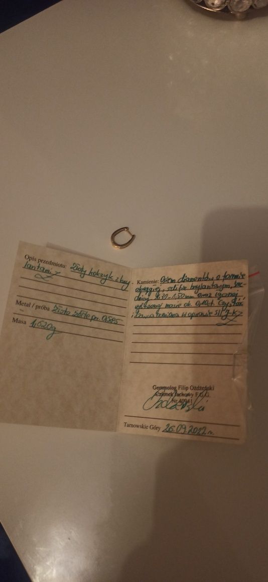 Złoty kolczyk 585 z diamentami.