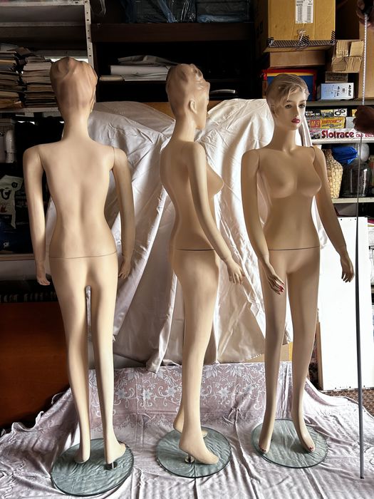 3 manequins femininos de corpo inteiro com base de vidro
