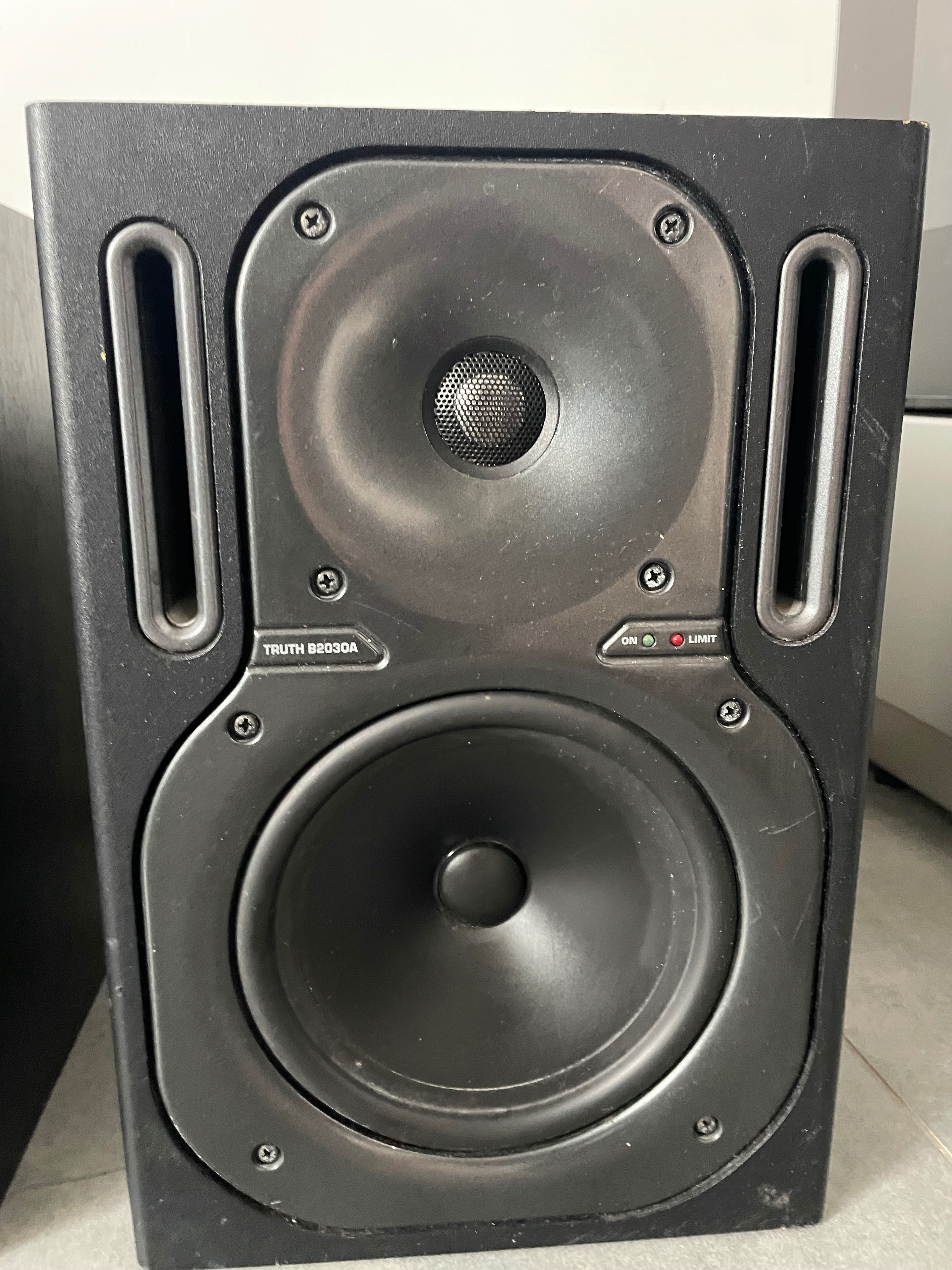 2 x behringer truth b2030a