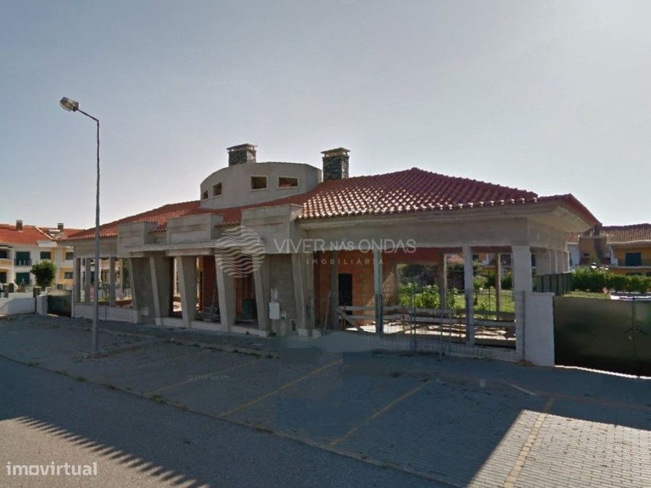 Lote de terreno, com edifício em construção, no Fundão.