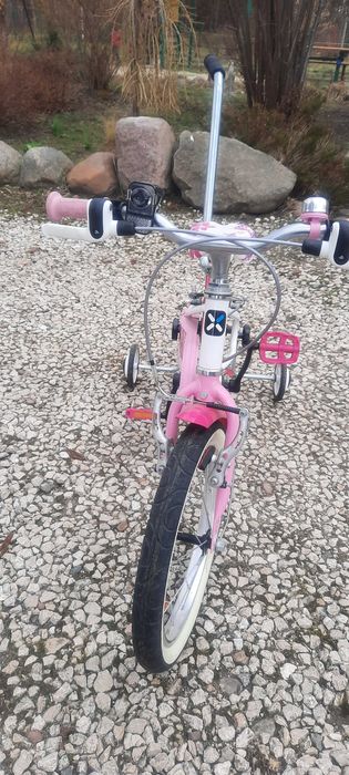 Rower B TWIN Decathlon z kółkami bocznymi i kijkiem do nauki Rowerek